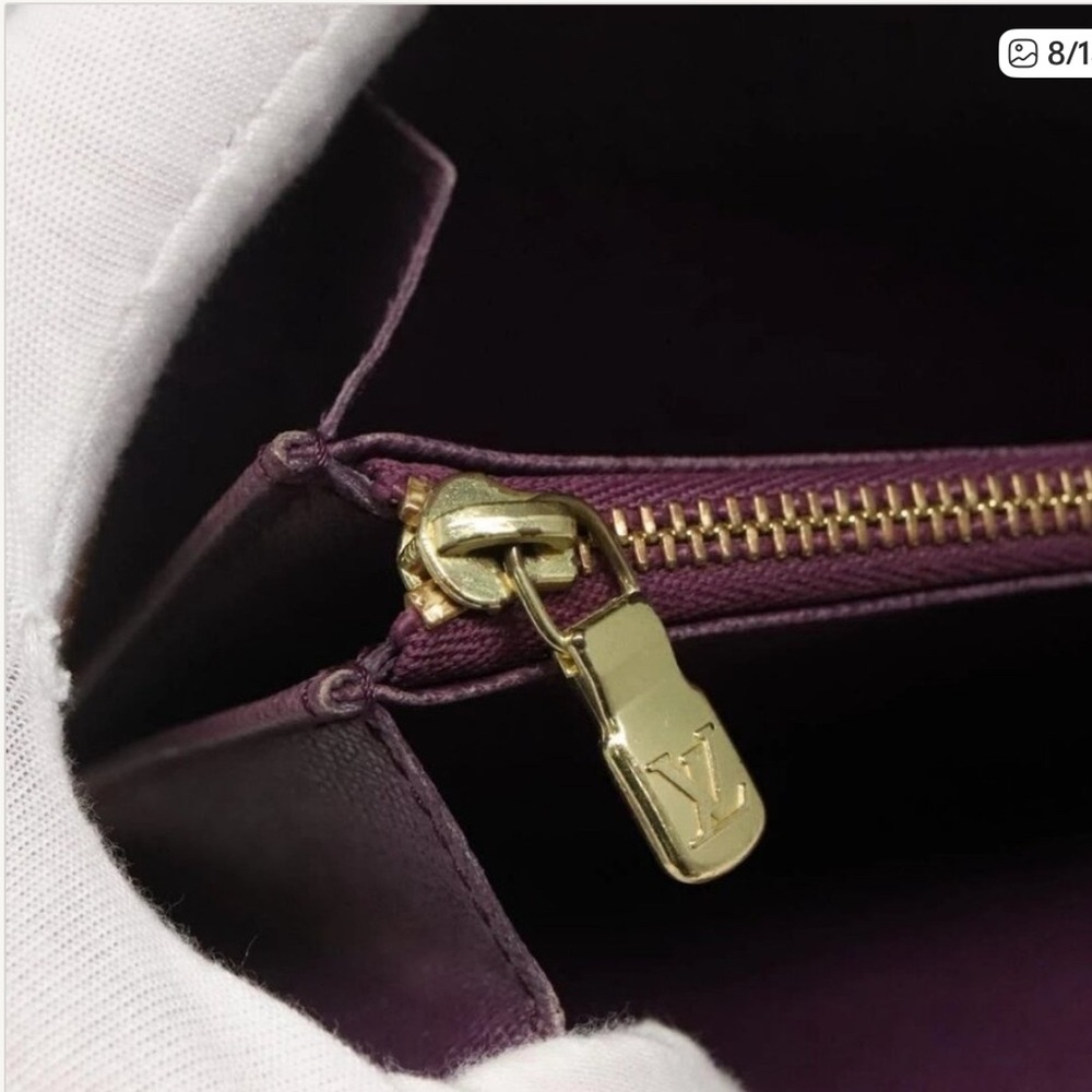 ISO IN SEARCH OF Louis Vuitton Zipper with  Půll for long Epi wallet